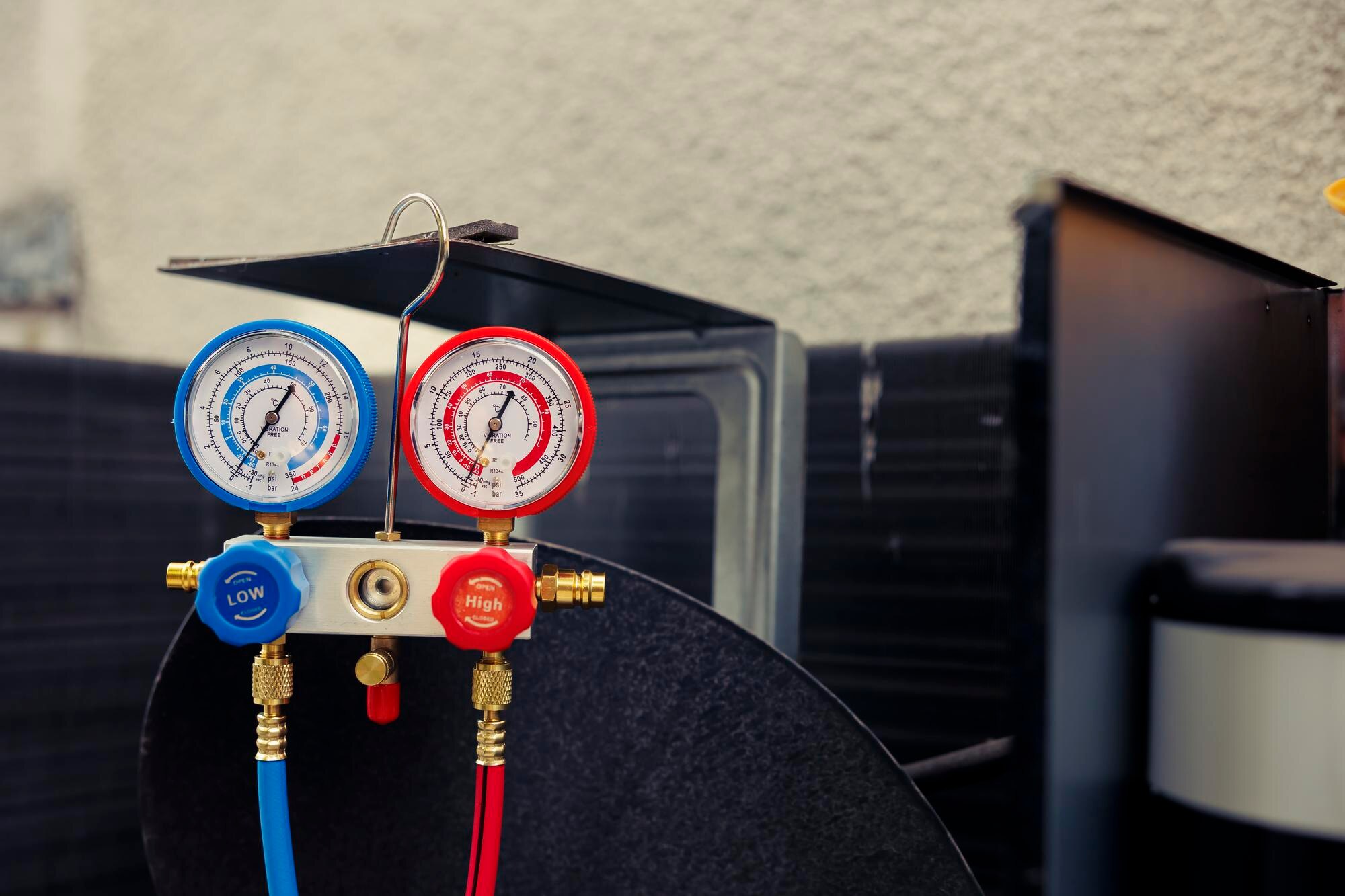 close-up-refrigerant-manifold-gauges_482257-90522