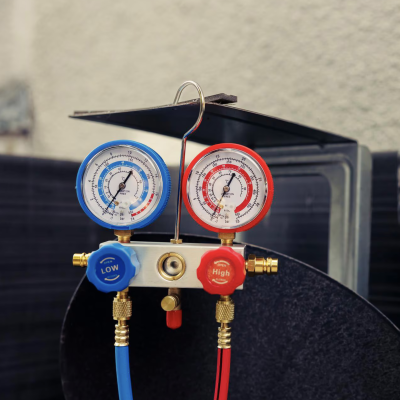 close-up-refrigerant-manifold-gauges_482257-90522